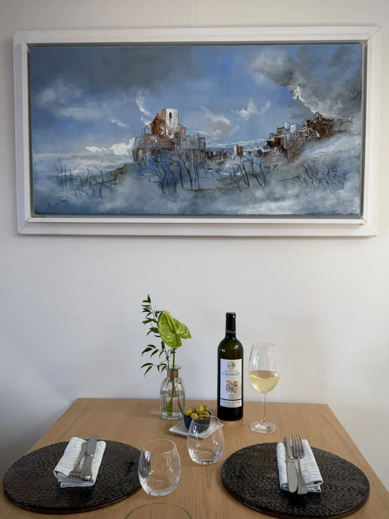 Paysage de village dans les nuages, toile de Remy de Polignac exposée au restaurant