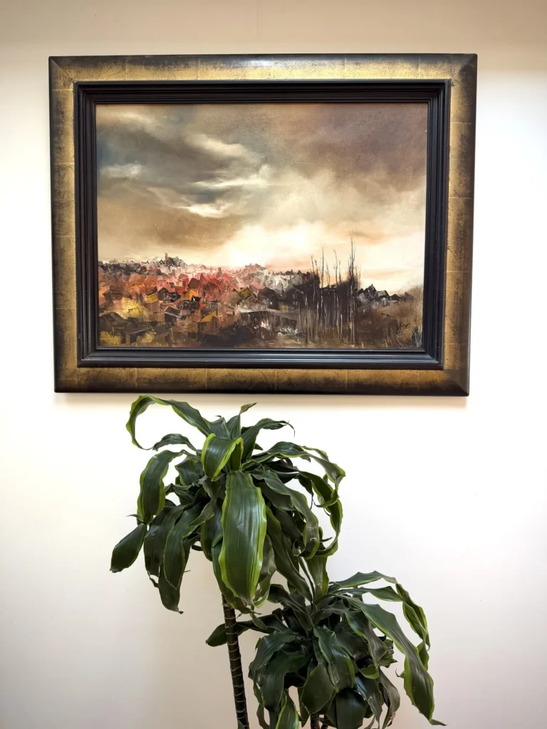 Village sous un ciel d'orage, huile sur toile de Remy de Polignac dans un cadre doré